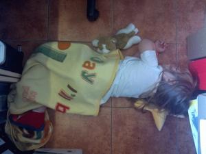 Zoe's Erschöpfungsschlaf nach dem Kindergarten